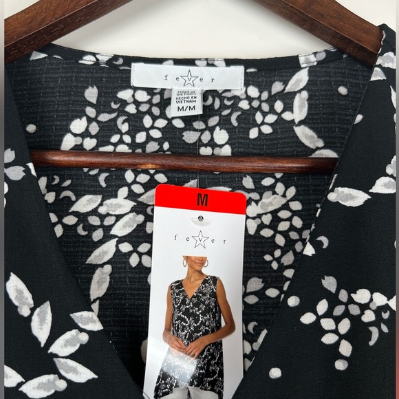 NWT Fever High Low Floral Top Women Size M Black White V-Neck Sleeveless 0262 - Picture 3 of 7